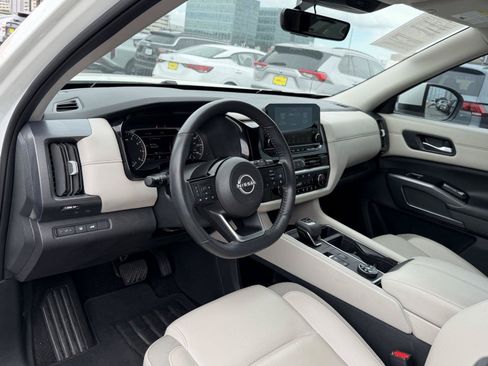 Used 2024 Nissan Pathfinder SL AWD/4WD image 16