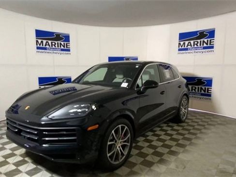 Used 2024 Porsche Cayenne S image 6