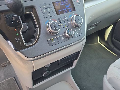 Used 2020 Toyota Sienna LE w/ Carpet Mat Package FWD image 13