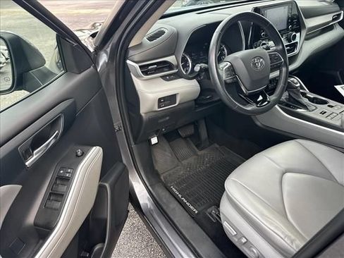 Used 2020 Toyota Highlander XLE AWD/4WD image 13