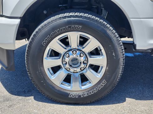 Used 2022 Ford F250 Platinum w/ FX4 Off-Road Package AWD/4WD image 10