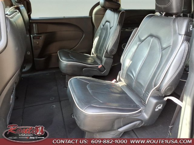 Used 2025 Chrysler Pacifica Limited FWD image 23