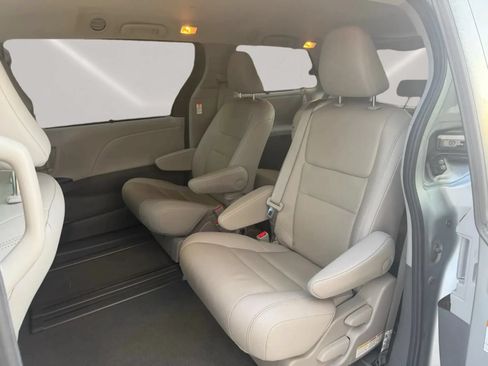 Used 2020 Toyota Sienna XLE w/ XLE Navigation Package FWD image 15
