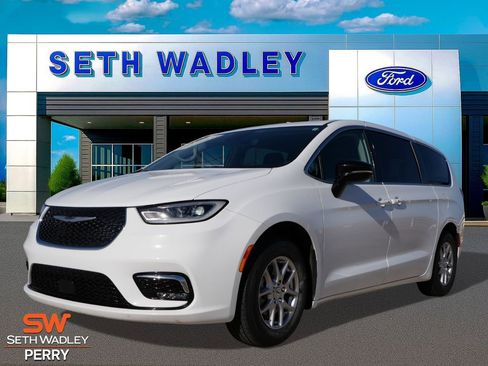 Used 2024 Chrysler Pacifica Touring-L image 6