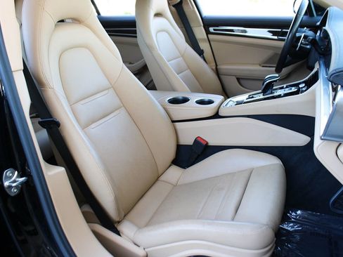 Used 2021 Porsche Panamera w/ Premium Package image 22