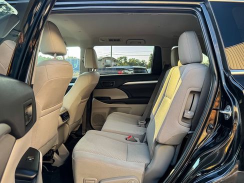 Used 2019 Toyota Highlander LE w/ Carpet Mat Package (TMS) AWD/4WD image 19