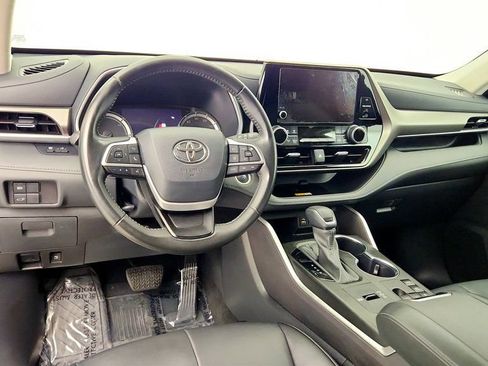 Used 2024 Toyota Highlander XLE AWD/4WD image 13