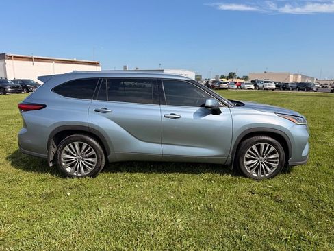 Used 2020 Toyota Highlander Platinum AWD/4WD image 4