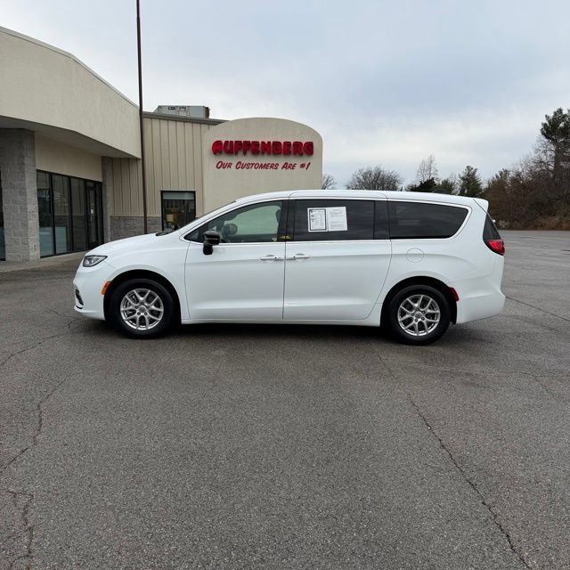 Used 2025 Chrysler Pacifica Select FWD image 1