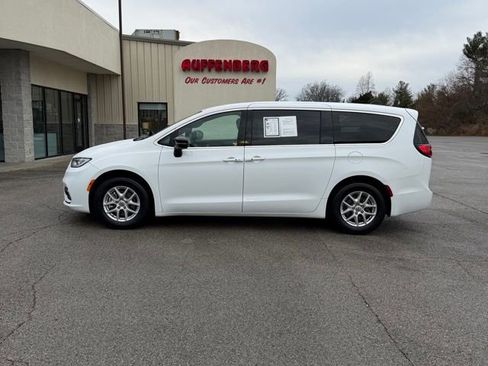 Used 2025 Chrysler Pacifica Select image 1