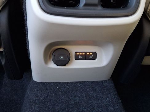 Certified 2026 Volvo XC40 B5 Plus AWD/4WD image 11