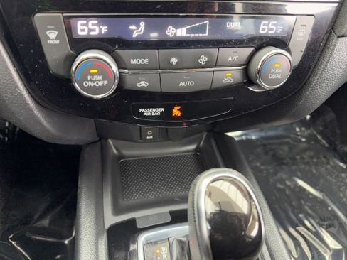 Used 2017 Nissan Rogue SV w/ SV Premium Package image 30