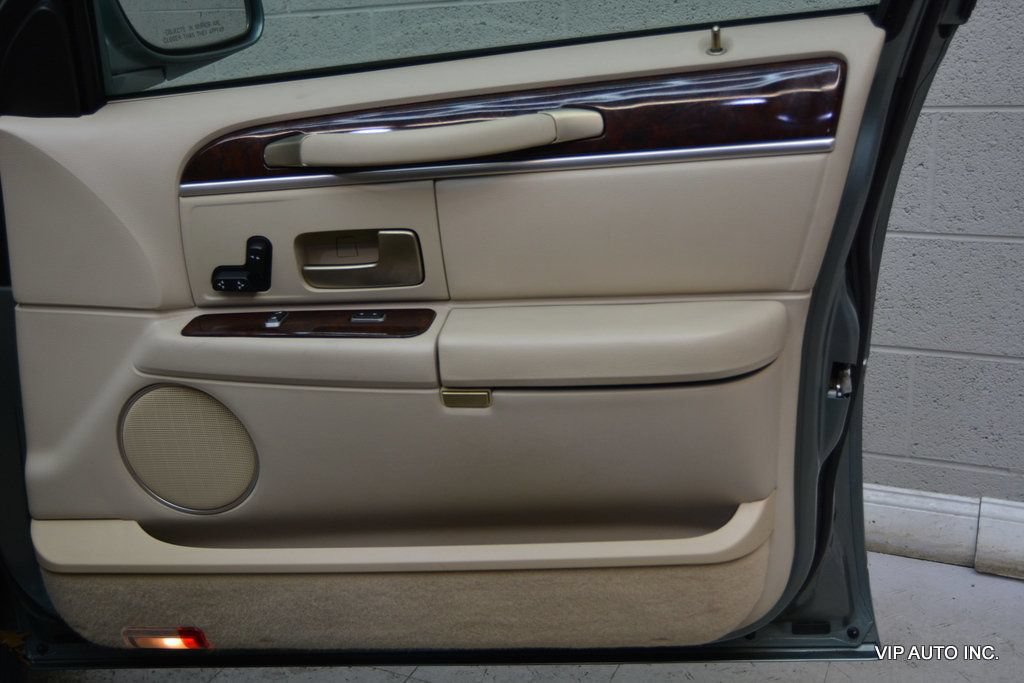 Used 2006 Lincoln Town Car Signature RWD image 8