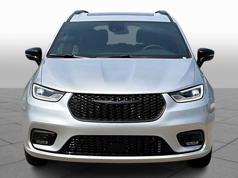 New 2026 Chrysler Pacifica Limited w/ S Appearance Package image 3