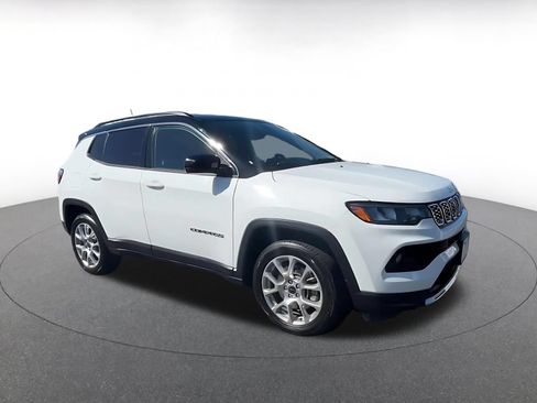 Used 2025 Jeep Compass Limited AWD/4WD image 2