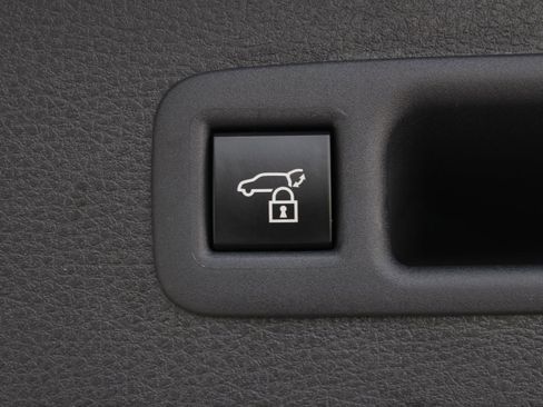 Used 2025 Toyota Sienna XLE AWD/4WD image 9