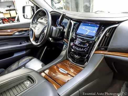 Used 2020 Cadillac Escalade ESV Luxury image 28
