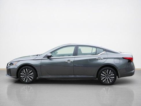 Certified 2023 Nissan Altima 2.5 SV w/ SV Premium Package AWD/4WD image 6