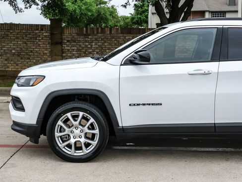 Used 2023 Jeep Compass Latitude AWD/4WD image 21