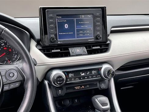 Used 2021 Toyota RAV4 XLE Premium image 9