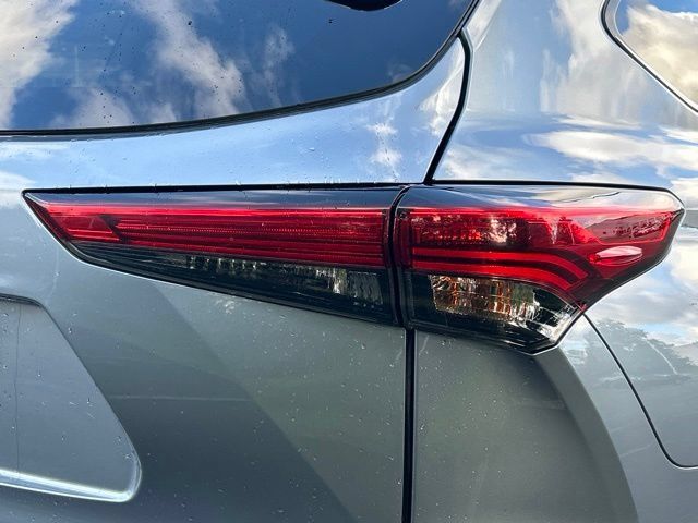 Used 2022 Toyota Highlander XLE AWD/4WD image 12