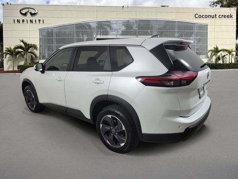Used 2024 Nissan Rogue SV FWD image 3