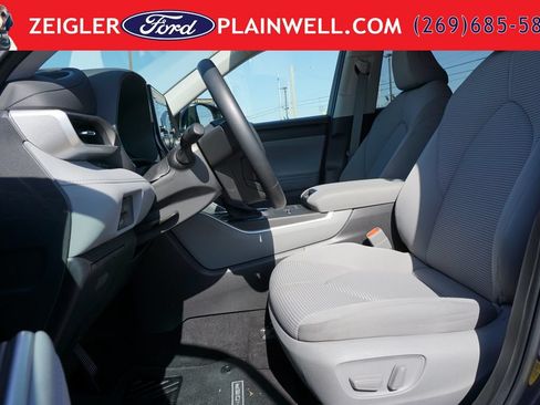 Used 2022 Toyota Highlander LE AWD/4WD image 19