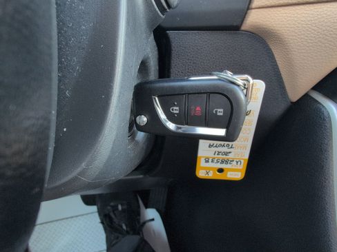 Used 2021 Toyota RAV4 LE FWD image 27