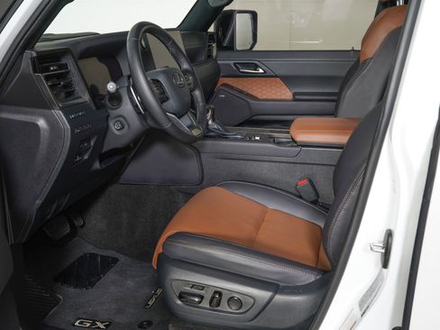 Used 2024 Lexus GX 550 w/ Accessory Package (2T) image 16