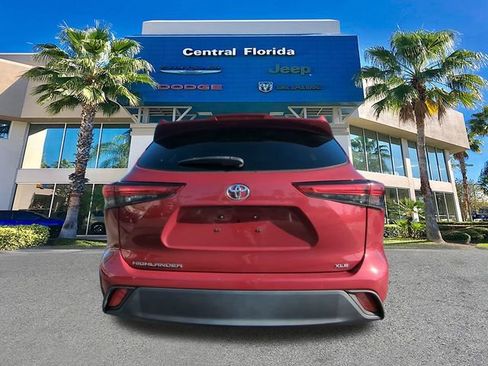 Used 2023 Toyota Highlander XLE image 6