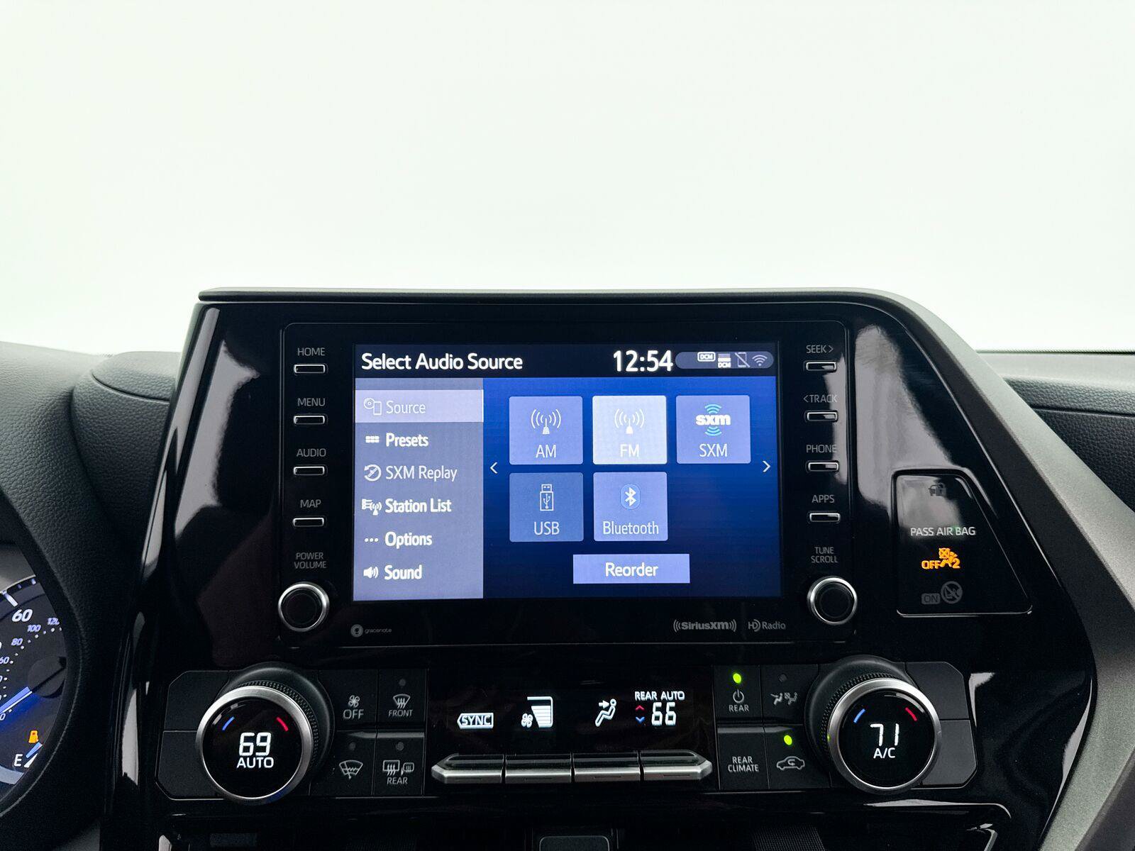 Used 2021 Toyota Highlander LE FWD image 24