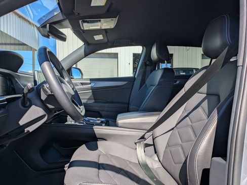 Used 2024 Volkswagen Atlas Cross Sport SE image 14