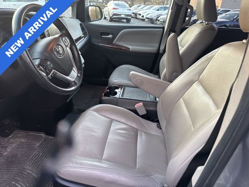 Used 2015 Toyota Sienna Limited Premium image 6