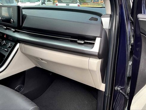Used 2024 Kia Carnival LX FWD image 18