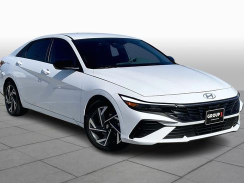 Used 2025 Hyundai Elantra Sport image 2