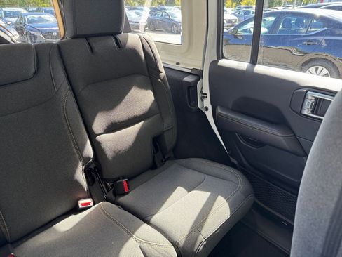 Used 2025 Jeep Wrangler Sahara image 36