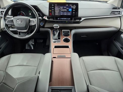 Used 2022 Toyota Sienna XLE image 9