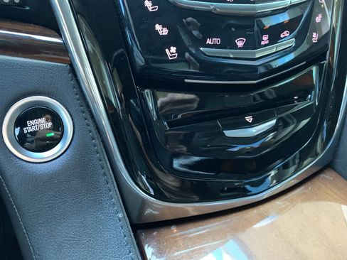 Used 2017 Cadillac Escalade ESV 4WD image 32