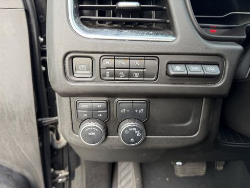 Used 2023 Chevrolet Suburban High Country image 17