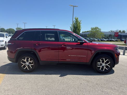 Used 2024 Jeep Grand Cherokee Limited AWD/4WD image 4