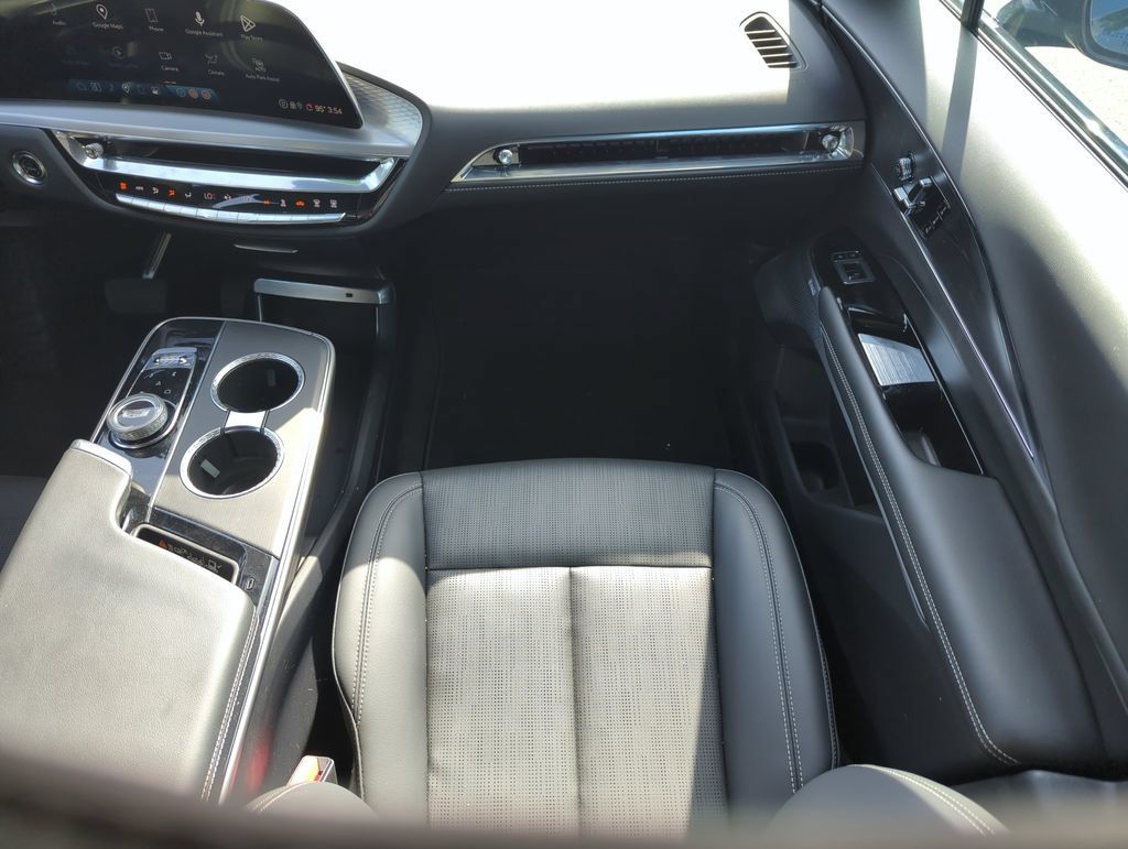 Used 2024 Cadillac Lyriq Sport RWD image 15