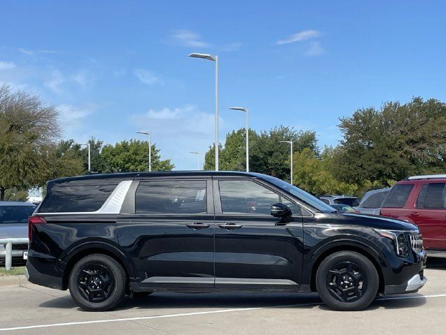 Used 2025 Kia Carnival FWD image 3