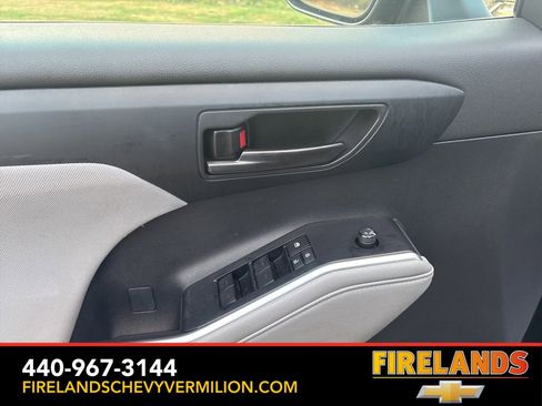 Used 2023 Toyota Highlander L image 10