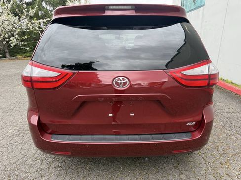 Used 2016 Toyota Sienna XLE Premium image 4