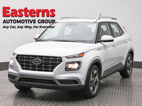 Used 2025 Hyundai Venue SEL FWD image 1