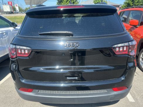 Used 2022 Jeep Compass Latitude FWD image 4
