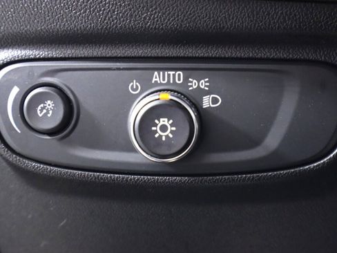 Used 2021 Chevrolet Equinox LS image 10