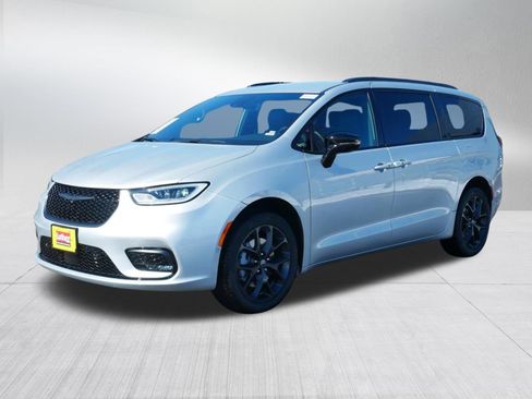 New 2026 Chrysler Pacifica Select image 3