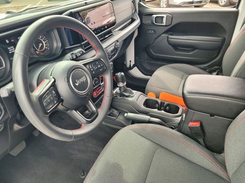 Used 2024 Jeep Wrangler Unlimited Rubicon AWD/4WD image 18