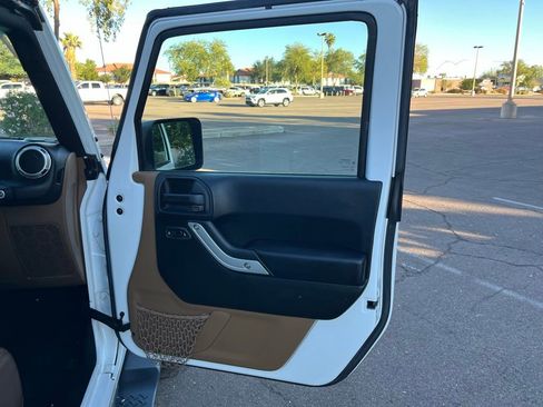 Used 2017 Jeep Wrangler Unlimited Sahara w/ Connectivity Group image 18